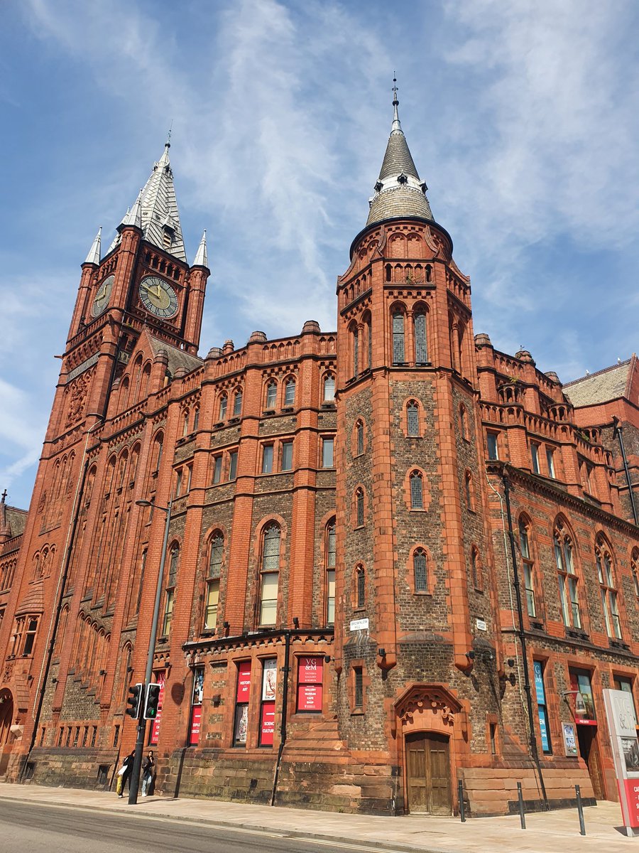 VictoriaGallery's tweet photo. If you upload your photos at graduation and use the hashtag #LivUniGrad our lovely pals over at the @LivUniAlumni stand in the @LiverpoolGuild will give you a FREE souvenir print out of your picture and a nifty little pin badge. https://t.co/JF41i3dd4e