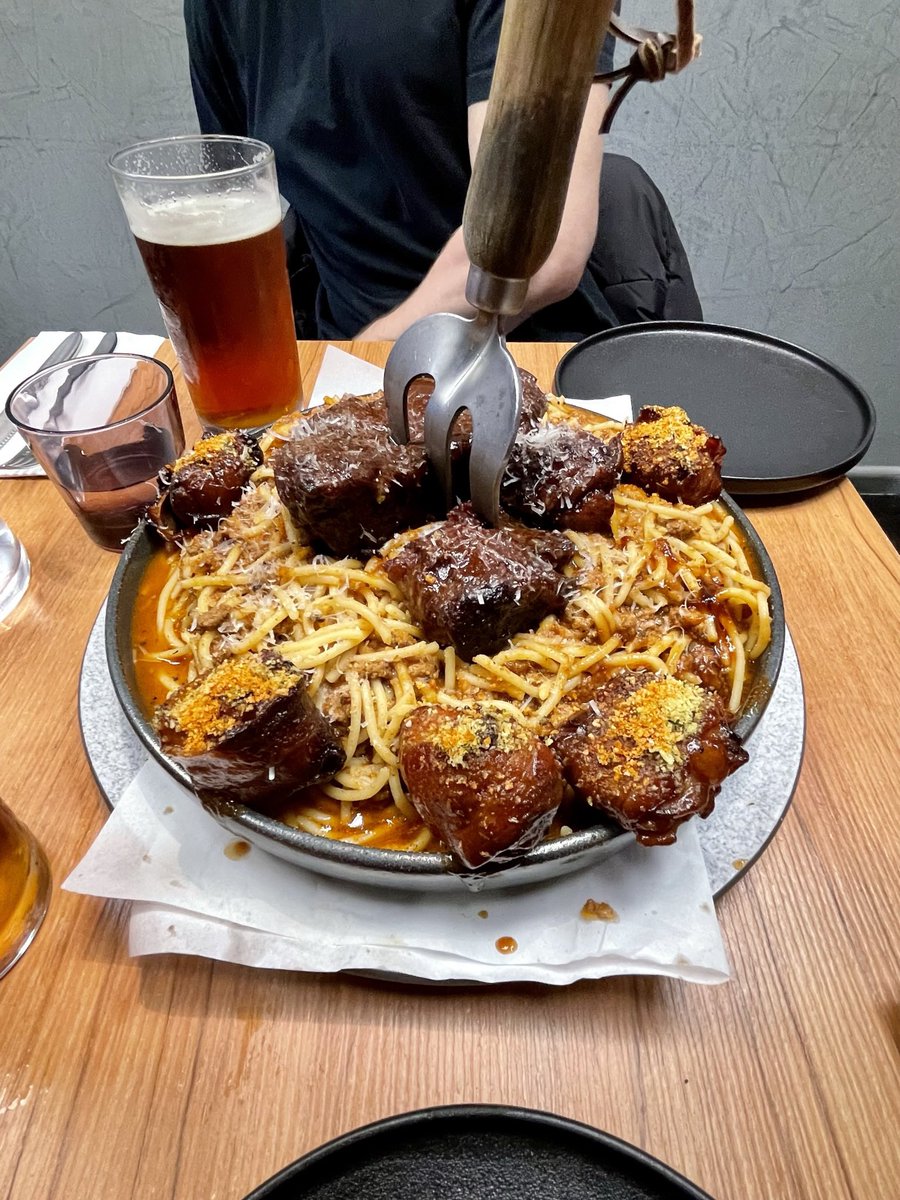 JOSEZAMORAMEZA's tweet photo. Comida de cumpleaños, spaghetti bolognese with dry aged smoked mince beef balls wrapped in bacon.
#ThirdWaveCafe #Melbourne #Australia @elwarpig #SoyTuFat #OinkOink #ElMuroDelTaller #SalvameRadio https://t.co/omxBjmnwKD