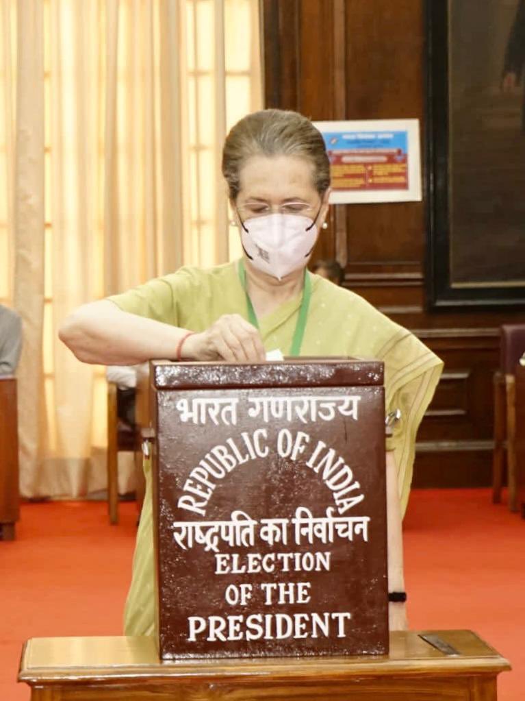 INCIndia's tweet photo. कांग्रेस अध्यक्ष श्रीमती सोनिया गांधी जी ने राष्ट्रपति चुनाव में मतदान किया। https://t.co/0YTorbGJCP