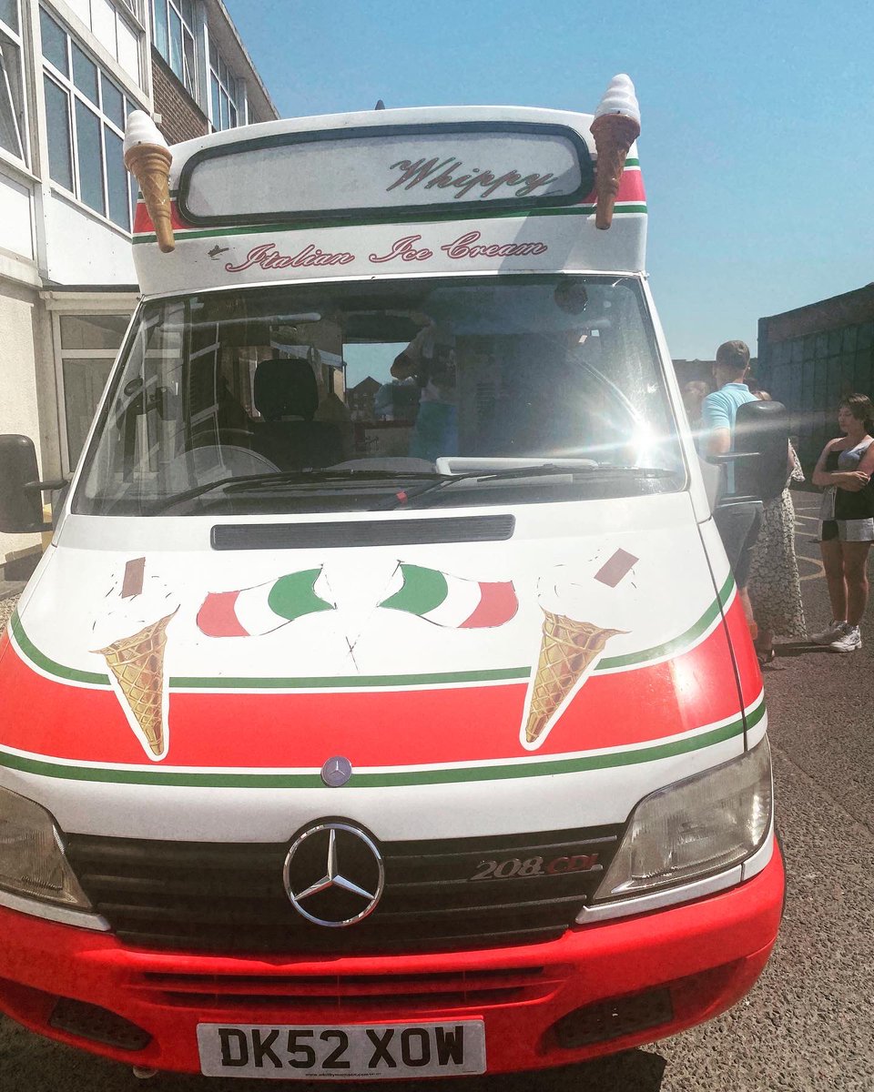 ShredallSDS's tweet photo. 👀 I SPY ICE-CREAM
The #coronatobros delivered refreshing #icecream and #lollies to HQ this lunchtime for the team to enjoy. 🍦🕶☀️ #heatwave #gettinghotter #keeprefreshed https://t.co/xvfjBmF60u