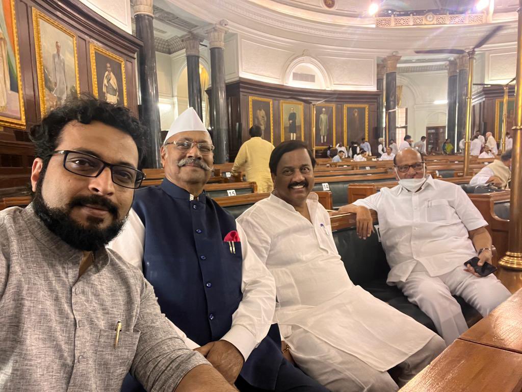 kolhe_amol's tweet photo. आज दिल्ली येथे लोकसभेच्या पावसाळी अधिवेशना दरम्यान सभागृहातील सेंट्रल हॉलमध्ये घेतलेला हा सेल्फी! https://t.co/O0I2LleWlY