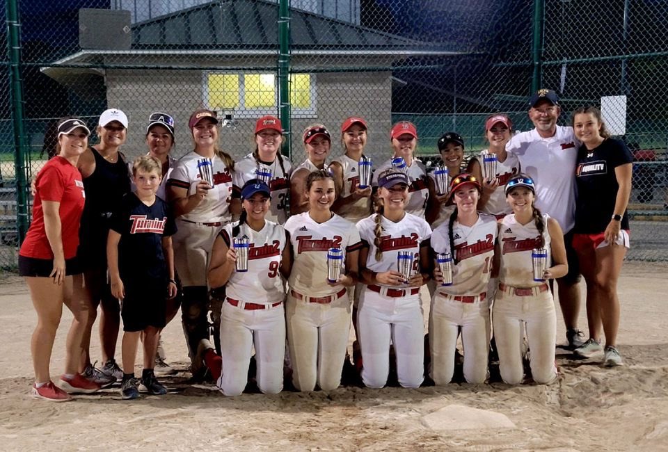 T2_Niswonger's tweet photo. What an amazing end of the season!! These ladies had one thing on their mind all weekend and got it done. THE TEAM took home the 🏆'ship. 💕💕 https://t.co/OooRVm5Mjh
