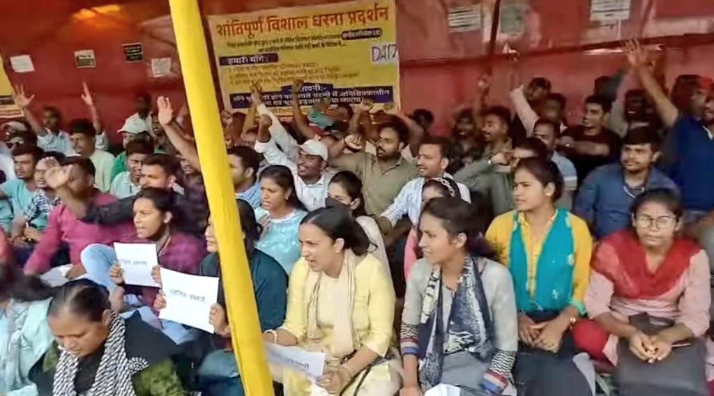 rakeshdnr's tweet photo. सावन का पहला सोमवारी व्रत है, इन बहन-बेटियों को शिवालय में दिखना चाहिए था परंतु #btscje इन्हें रोड पर बैठा दिया है। @NitishKumar जी, पहचानिए अपनी बेटियों को और सुनिए इनकी आवाज़ और #declarebtscjeresult As soon as possible.राज्य के विकास में अपनी योगदान दे सकें।
#Gardanibag #Bihar https://t.co/j5Jfhpkpzf