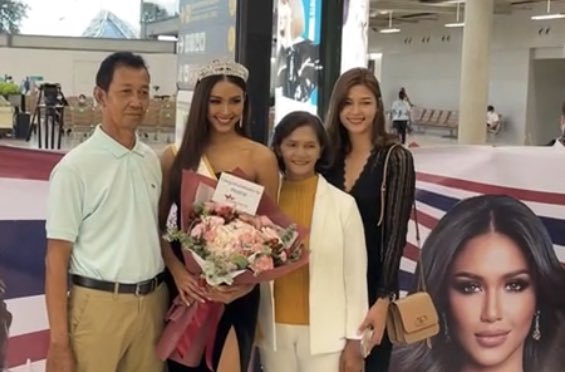 khakTNN24's tweet photo. “#แพรว - #โยโย่” กลับถึงเมืองไทยแล้ว ท่ามกลางกองทัพสื่อมวลชนและแฟนคลับที่ไปรอรับ แพรวระบุ ดีใจที่ทำให้คนไทยมีความสุข ส่วนโยโย่บอกคิดถึงเมืองไทยคิดถึงอาหารไทย อยากกินยำ ด้านต้นกล้า มีคนบอกว่า ประกวดปีที่แล้วแต่มงปีนี้ จากการที่ขึ้นไปเป็นล่ามให้แพรว และแปลได้ดีมาก ๆ https://t.co/bTmOLyve0S