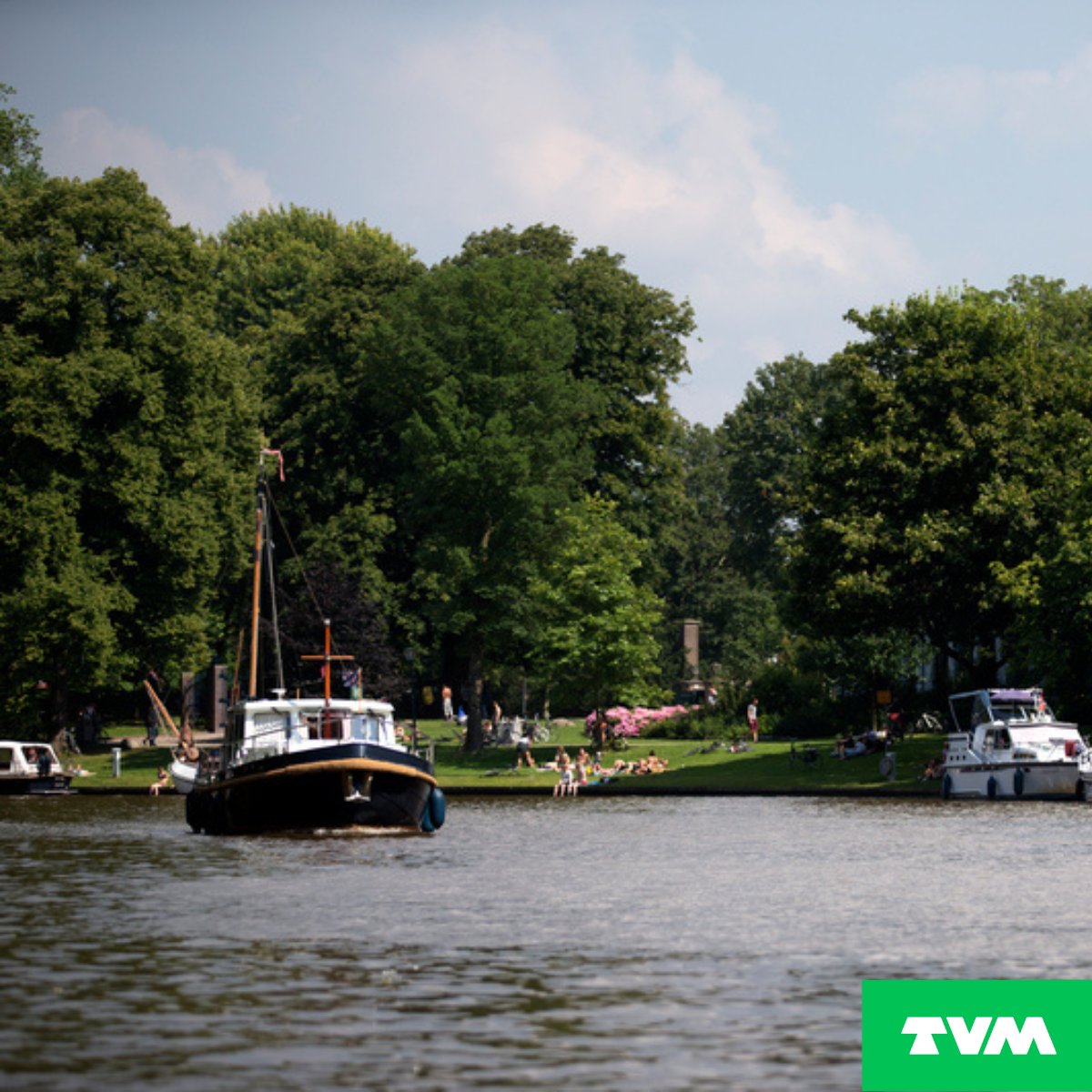 Met deze warme temperaturen is het zalig om verfrissing te zoeken op het water. 🌊 
Maar ook op het water zijn er, net als in het verkeer, vaarregels. We hebben ze voor jou gebundeld in dit praktisch overzicht 👉  tvm.be/nl/preventie/v…

#TVMBelgium #pleziervaart #vaarregels