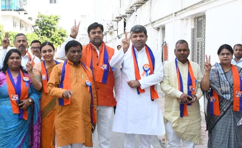 ApnaDalOfficial's tweet photo. आज @ApnaDalOfficial के समस्त माननीय विधानसभा सदस्यगणों ने पार्टी के कार्यकारी अध्यक्ष एवं माननीय मंत्री श्री @ErAshishSPatel जी के नेतृत्व में राष्ट्रपति चुनाव हेतु विधानसभा के तिलक हाल में अपना मतदान किया । https://t.co/V3HXCsGtAW