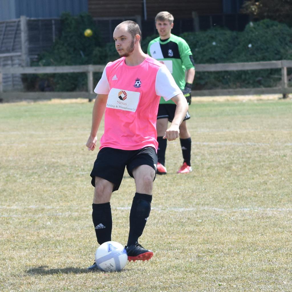 New signing📝

<a href="/MaxPell5/">Max</a> signs for the Kingsford. Proper Centre half who will head it and kick it all day. Proper player!Buzzing to get this one done✍️
