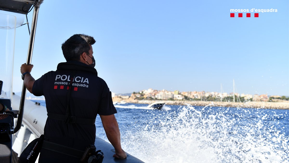 Ens alerten que 4 embarcacions abarloades a la Cala Golfet de Calella de Palafrugell tenen la música molt alta i molesten els banyistes. La Policia Marítima s'hi adreça i tres embarcacions segueixen les indicacions dels agents, però a una d’elles la denunciem per cinc infraccions