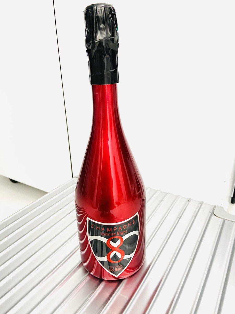 yojidotdj's tweet image. ルビーな赤いシャンパンをいただいた！ありがとう〜