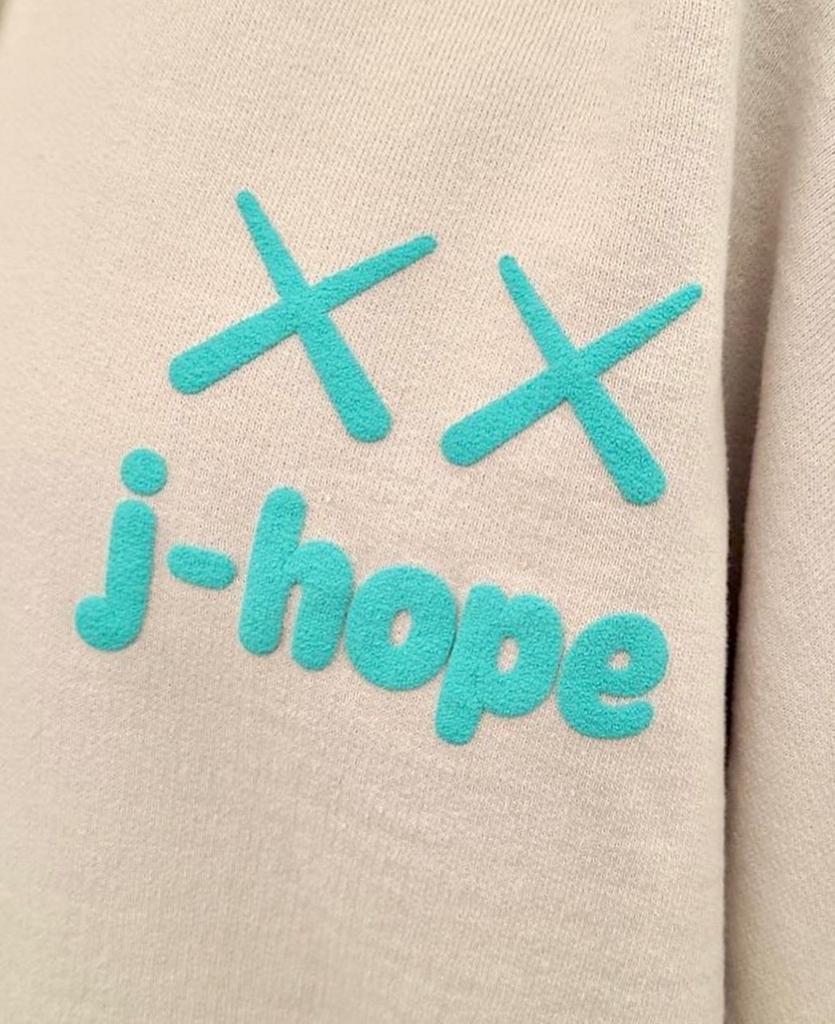 ARR_ltd's tweet image. We are thrilled to be a part of the collab among 
@BTS_twt_JHOBI &amp;amp; #KAWS &amp;amp; honored to share a unique tee along with j-hope latest solo album launch - #JackInTheBox!💜

Complete the following to win this precious tee:
1️⃣Follow @ARR_ltd 
2️⃣RT &amp;amp; like
3️⃣Tag 3 friends
#BTS #JHOPE