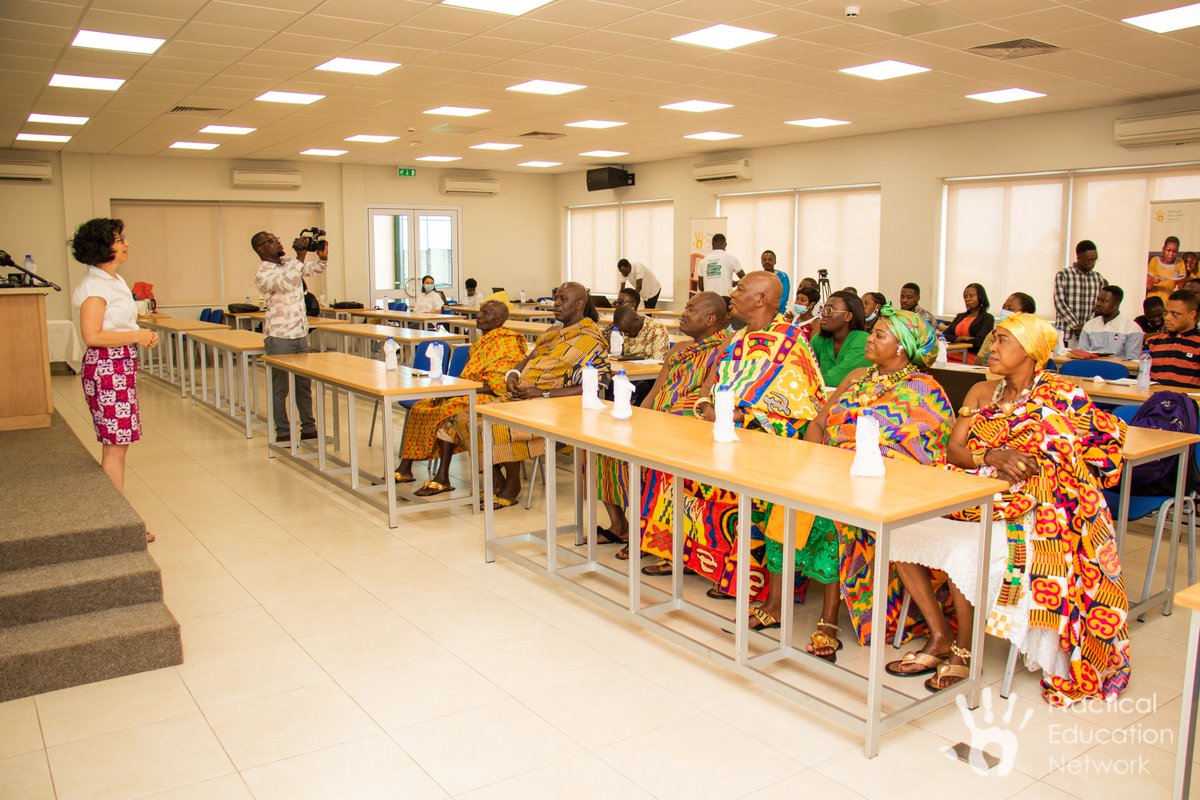 PEN_ed's tweet photo. #HappeningNow! 26 science teachers from #schools around the Berekuso area in the Akuapim South Municipality in the Eastern Region undergoing training in hands-on #STEM pedagogies using locally available materials. 
#STEMeducation #LocalMaterials #HandsOnMindsUp #teachers #science https://t.co/RvkoQvSBY7