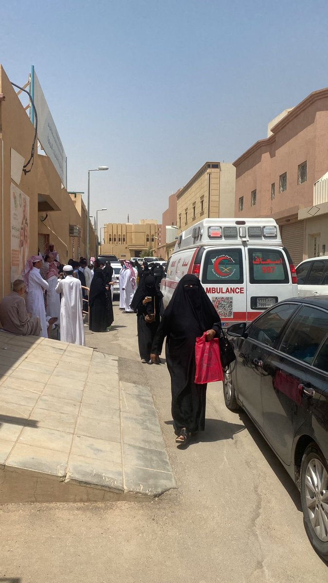 احداث غريبه عند مكتب اشراف البديعه بالرياض لتسليم شهادات الثانويه بنات  اغماء طالبه زحمه   #الوظايف_التعليميه
