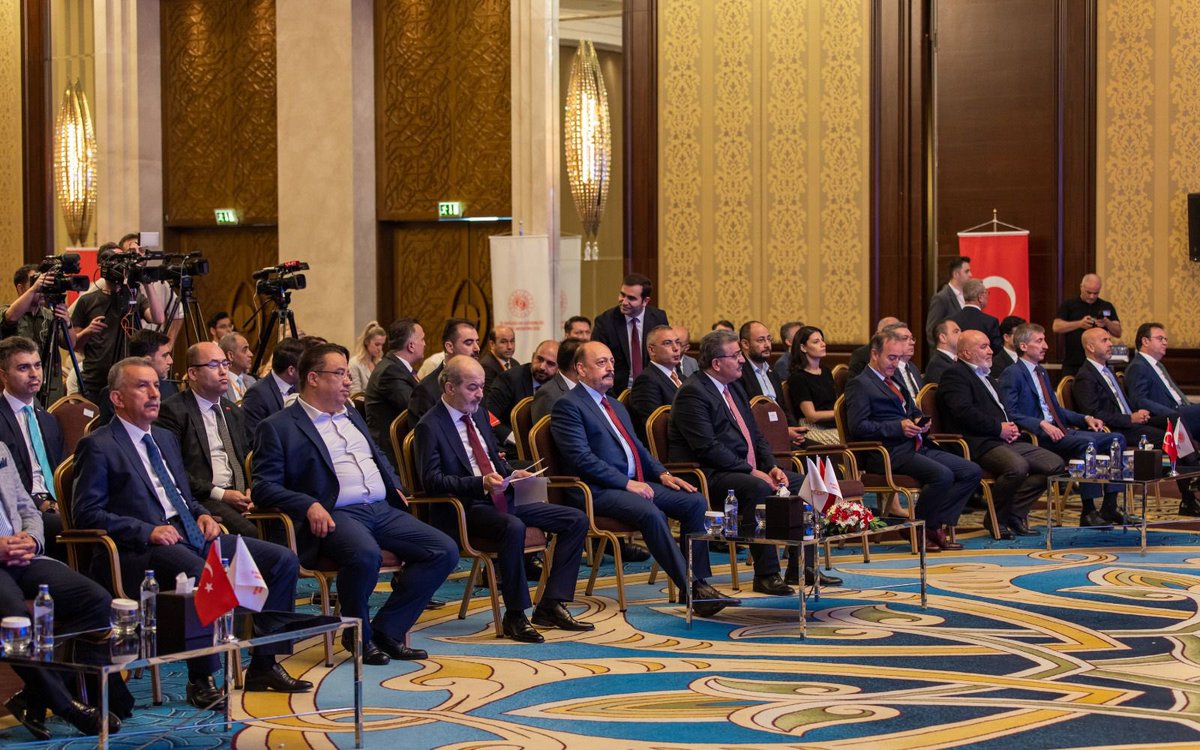 vedatbilgn's tweet photo. İnsan sağlığının çalışma süreci içinde korunmasını sağlamanın en önemli görevimiz olduğunun farkındayız. Pandemi ile hayatımıza giren yeni çalışma modellerinin getirdiği imkanları bu bağlamda değerlendirip emekçinin hak ve hukukunu güvence altına almak öncelikli meselemizdir. https://t.co/Tg2i7XlpfW