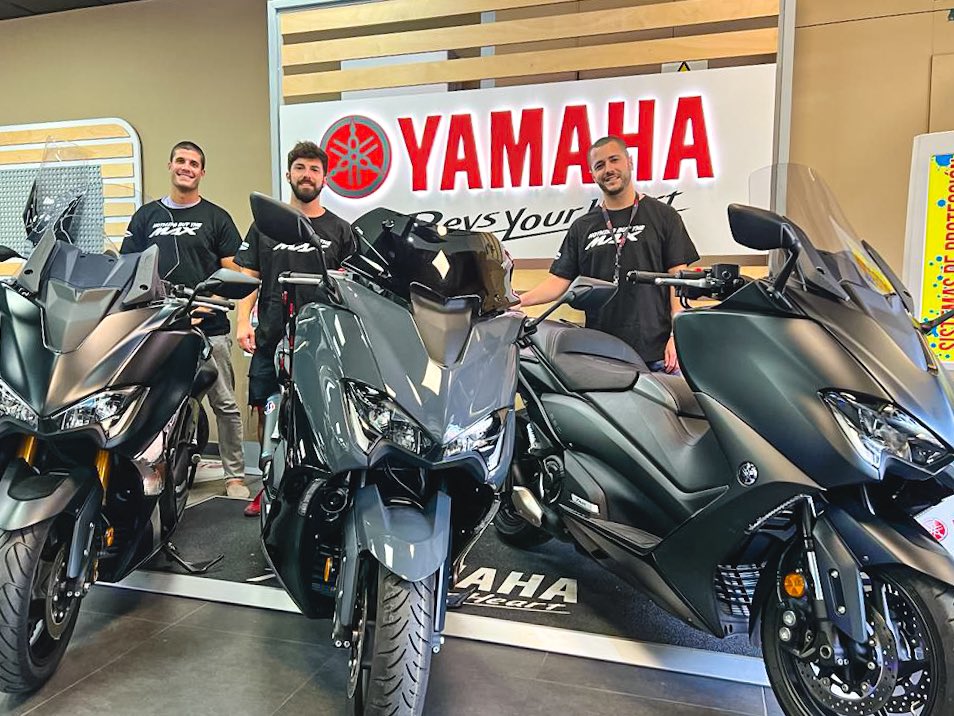 ecastromotos's tweet photo. 😎 ¡No hay mejor manera de comenzar la semana que entregando tres TMAX!

🔥 ¡Enhorabuena! ¡Que las disfrutéis mucho este verano!

#EduardoCastroMotos #Yamaha #TMAX @tmaxsevilla #Sevilla https://t.co/8o0rWhPwq7