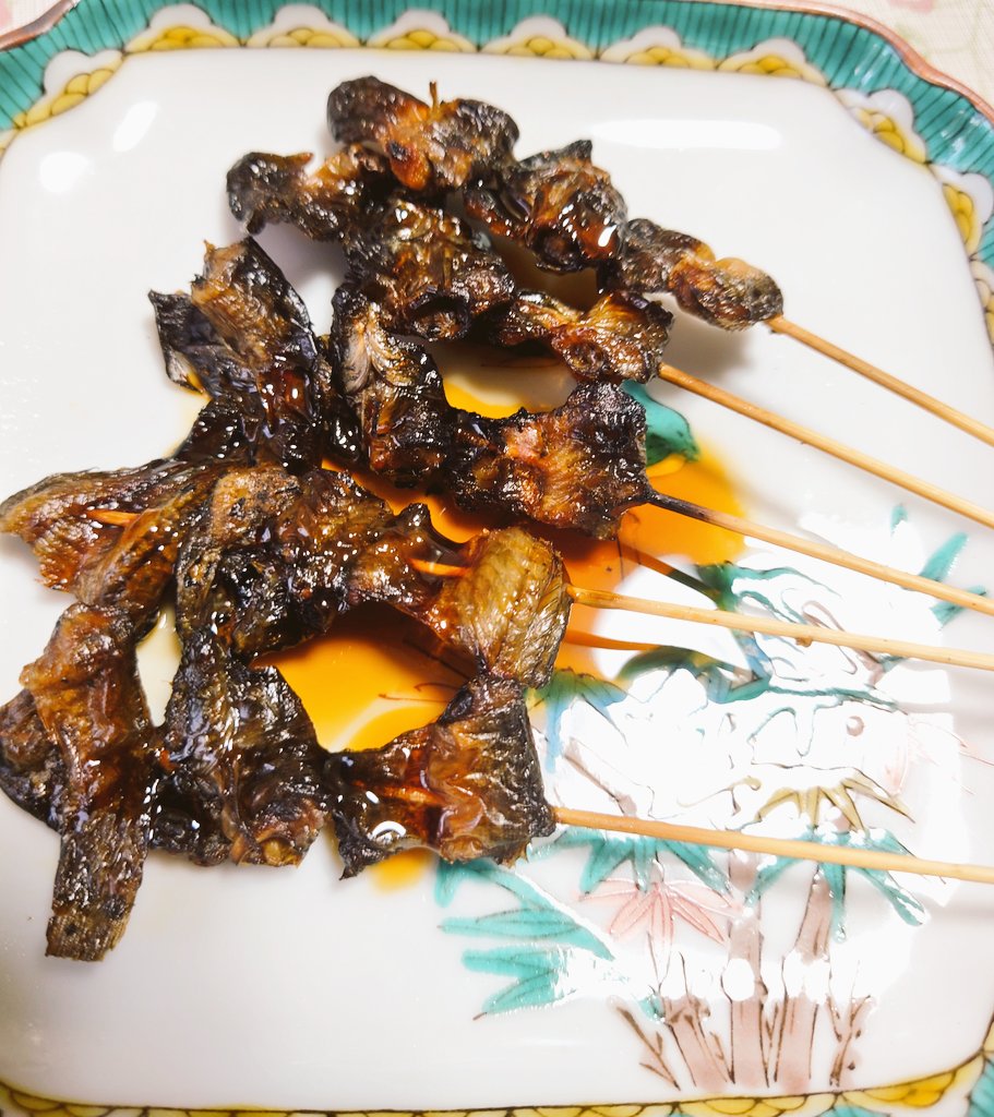 オズズの魔法使い どじょうの蒲焼き 久しぶりに食べた 石川県金沢市と富山県南砺市 旧福光市 の夏場の郷土料理だ 骨ごと太さ1ミリ位の極細の串が打ってある だからカリッとしてて香ばしい ただこんな小さいのが1串1円もする かつて安かっ