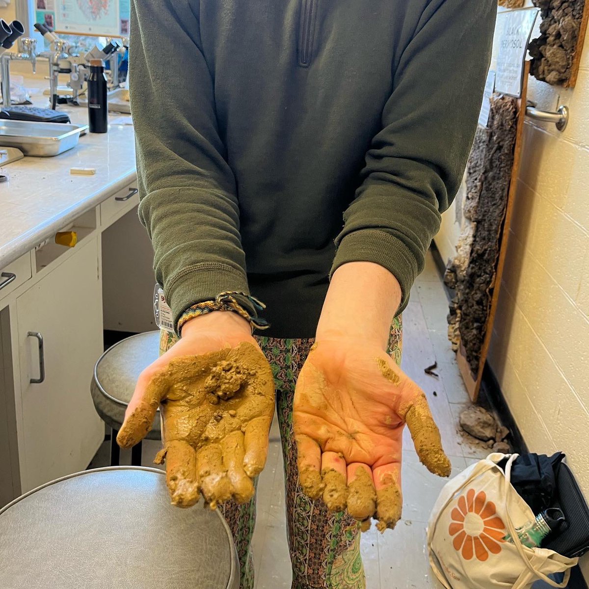 btdasnz's tweet photo. Some of the recent joys of soil science learning in the lab and field. #hydrometer #soilcore #dirt #soiltexture #teaching #learning https://t.co/o6MzdMAuDU