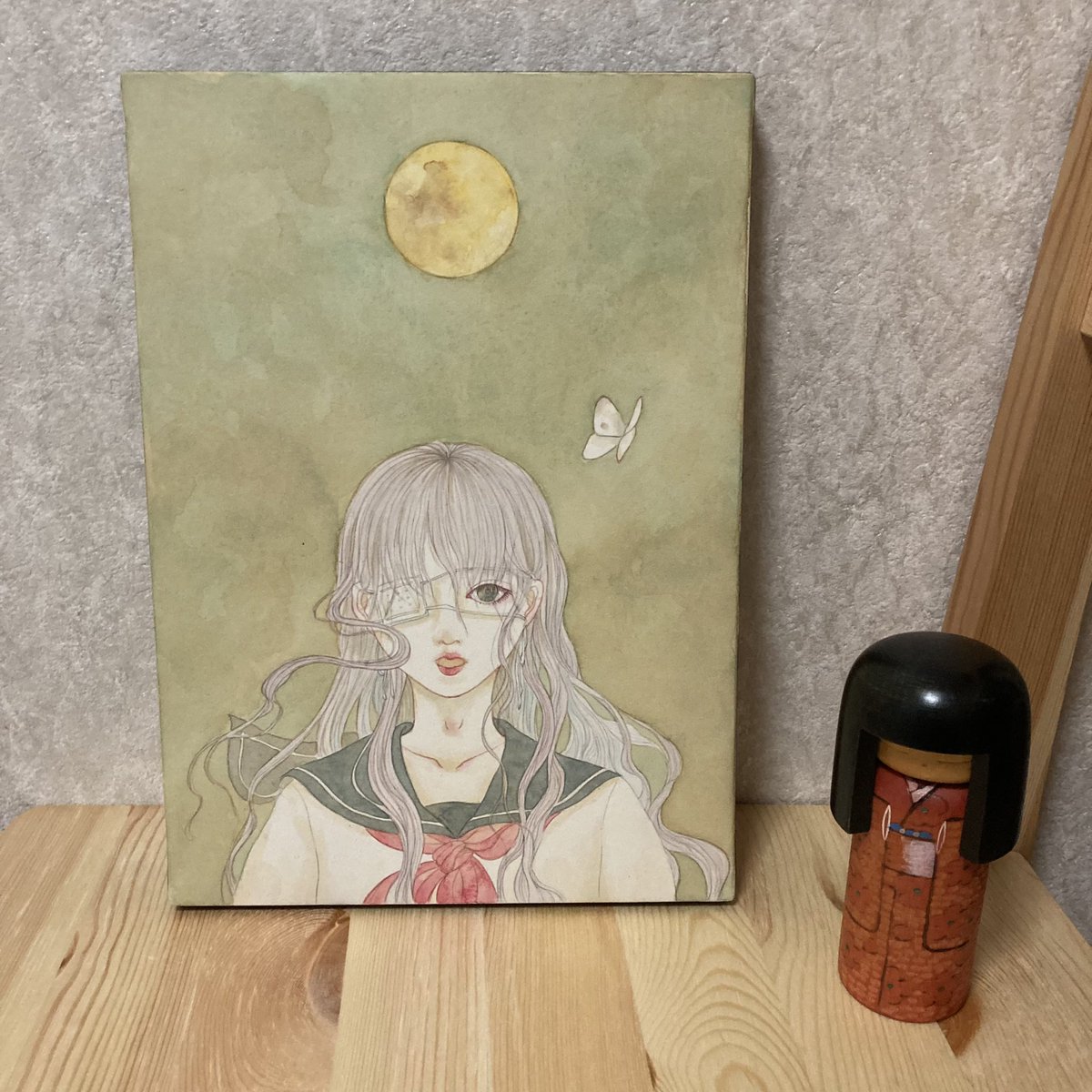 SAILORSELLER's tweet photo. 吉岡愛花さんの《その目では見ない》という絵画を購入いたしました。隣に創作こけしの《星姫》ちゃんを置いて飾ることにします。 https://t.co/q2z45hz6TT