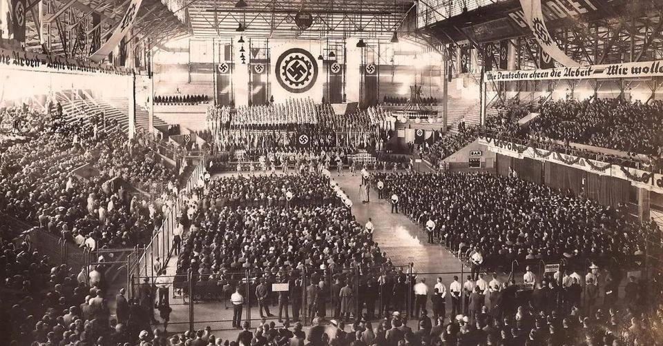 tunykollmann's tweet photo. El acto nazi del 18/4/1938 en el Luna Park El 12/7 se firmo la circular prohibiendo el ingreso de judios a la Argentina https://t.co/krR8X5lwDd