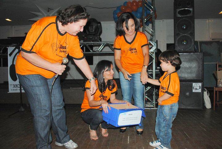 GlassSchool's tweet image. Em nosso Thanksgiving de 2010, Otto (à esquerda), filho de nossa ex-professora Cristiane, prestes a realizar sorteio junto com Daisy e Rosana.

#tbt #LearningIsFun #StudyEnglish #AprendaInglês #CursodeInglês #ProgramaBilíngue #VitóriadaConquista #since1995