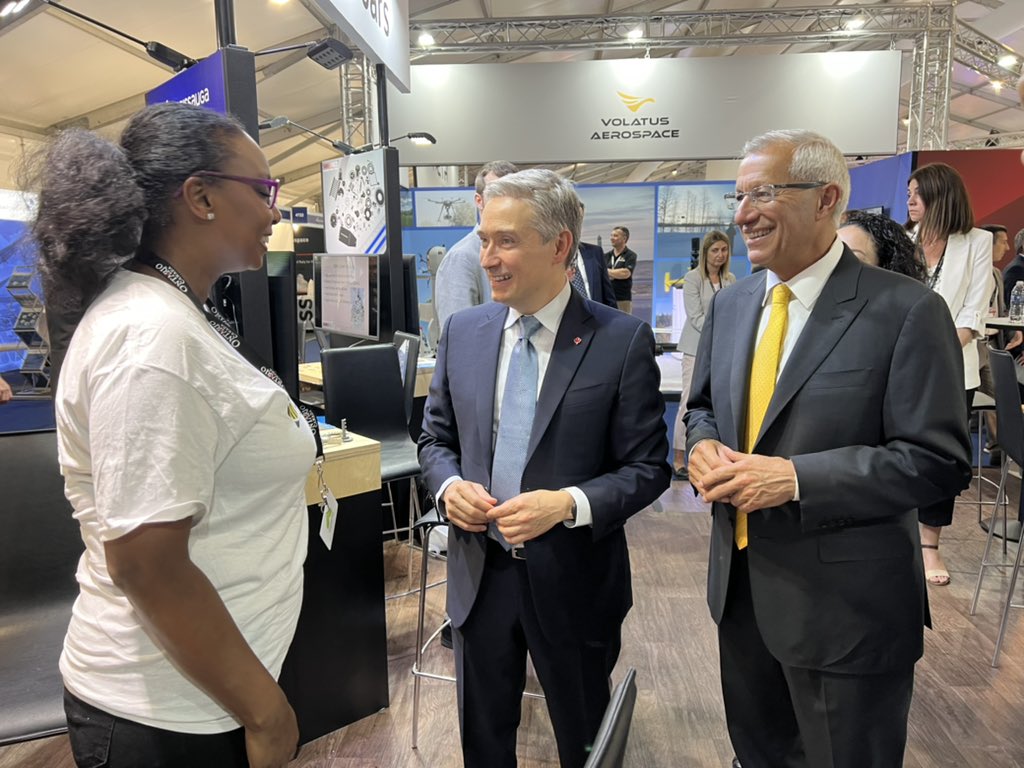 the_oac's tweet photo. @B2BeeMatch of Ontario, Canada 🇨🇦sharing data insights and AI-powered business matchmaking capabilities with Minister Champagne and Minister @VictorFedeli @TradeON #SourceOntario https://t.co/vWkM09iEkJ