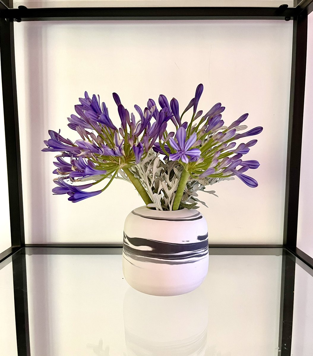 FragaMarta's tweet photo. Acabo de recibir mi autorregalo de cumpleaños de este año. Una preciosidad de porcelana neriage hecha por @ClapForMarta. Quizás me he pasado con las flores de agapanto pero están en esta época tan bonitas... https://t.co/b1iOmAGQZZ