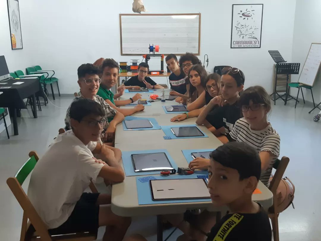 oscarsubirats's tweet photo. Aquest matí he fet un tomb per les diferents activitats que hem organitzat per als joves de #Reus, des del #PlanetReus. Joves amb inquietuds que aprofiten l'estiu per aprendre de manera lúdica aquelles habilitats que són del seu interès. #serjoveareus #PlanetEstiu @joventutreus https://t.co/eeZCx0Fj6D