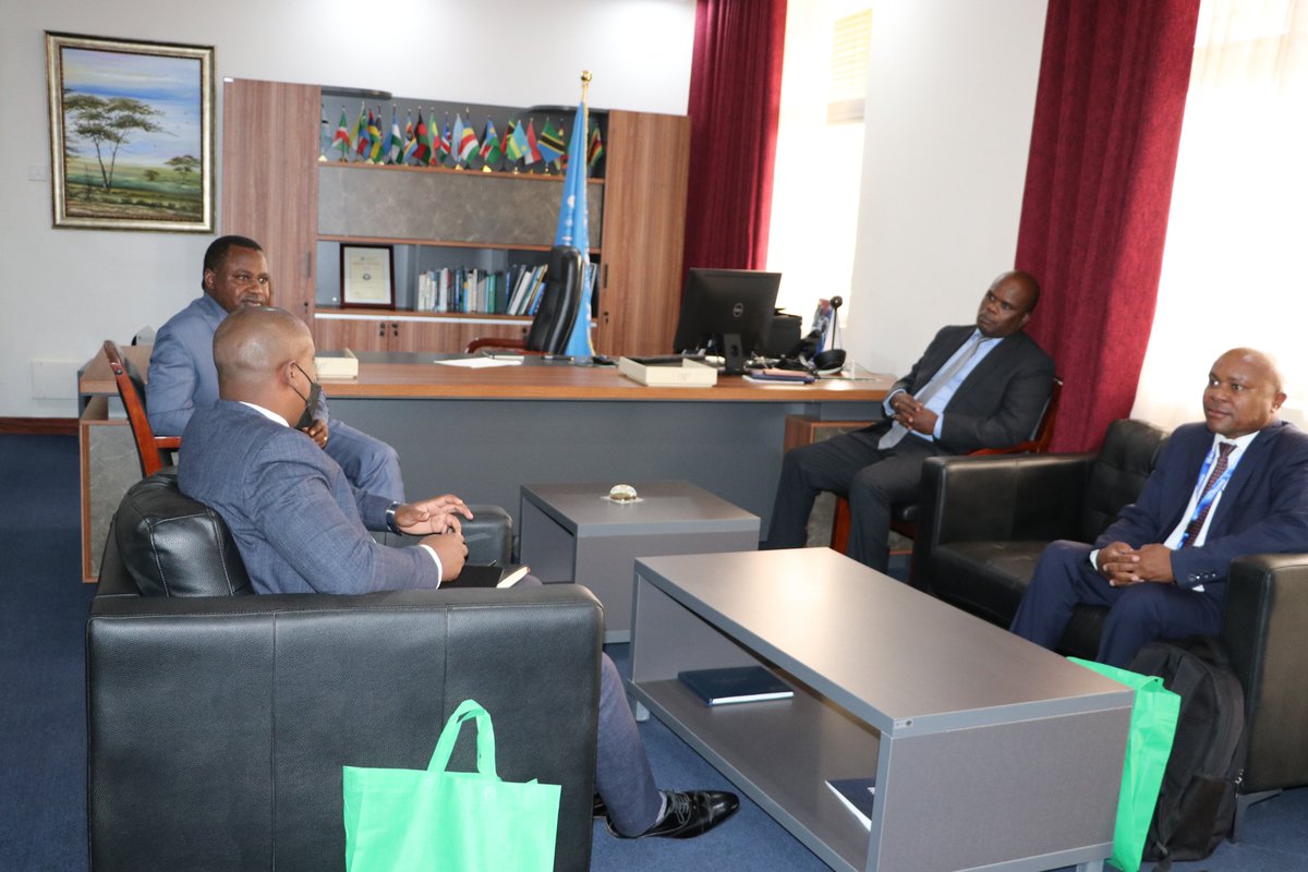 RCMRD_'s tweet photo. #AFREF2022Edition:
This year's training started off with a courtesy call on #RCMRD Director General Dr. Emmanuel Nkurunziza @Ebnziza1 by Mr. Maritim the Director Surveys @Lands_Kenya & Mr. Ngugi of #DRSRSKenya https://t.co/Yy5n5Q5lDg