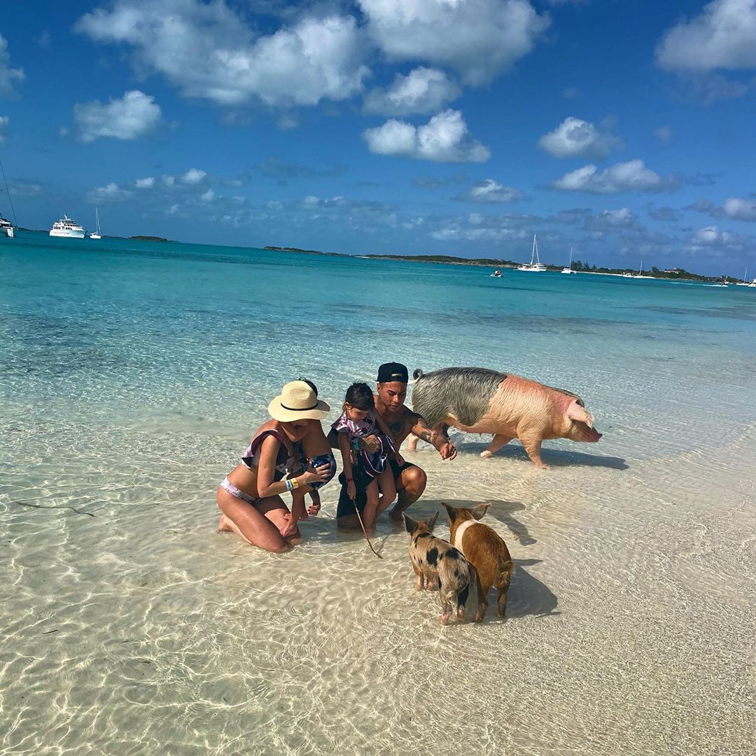CrowdRiff's tweet photo. Travel marketers: we have a jam-packed guide that tells you everything you need to know to make your UGC authentic, inclusive, impactful and fun for your audience 👉🏽 https://t.co/6YY6Zw4CqN

#destinationmarketers #DMOs #UGC https://t.co/P086Bc1DI1