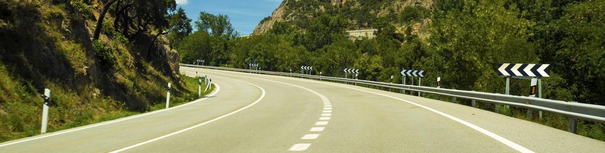 NaoCasanova's tweet photo. LOS PANELES DIRECCIONALES son un tipo de balizamiento carretero que nos indica, con su número, los km/h que debemos reducir en la curva, respecto a la máxima velocidad de la vía, para tomarla en condiciones de seguridad.
#LunesdeCarreteras https://t.co/xftOHyswvA