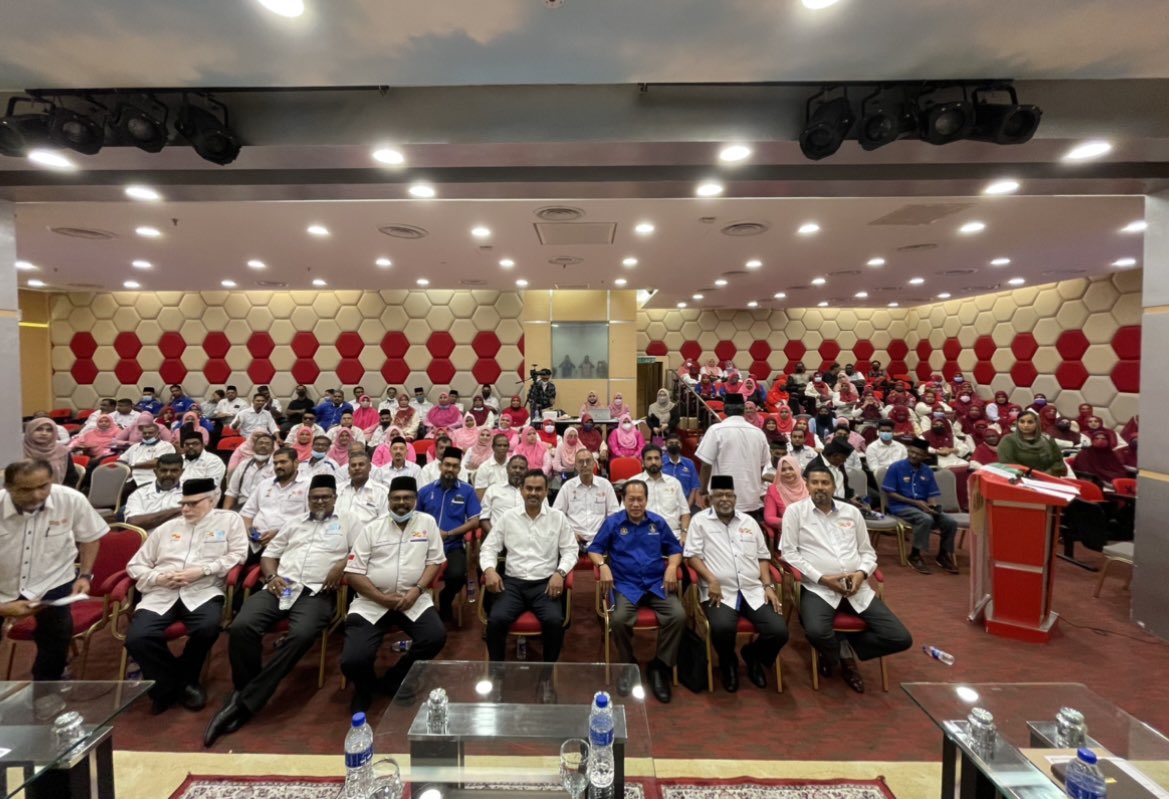 ahmadmaslan's tweet image. Ahad 17/7/22: Taklimat di #PWTC, Persediaan PRU15, Kongres India Muslim Malaysia (#KIMMA). 

Diharap #UMNO Bhg2 sentiasa bersama dgn KIMMA sebuah parti gabungan UMNO &amp;amp; Friends of BN dlm melaksana aktiviti2 dlm kws. Ahli KIMMA sekitar 146 ribu org, ditubuh 1976 &amp;amp; berumur 46 tahun.