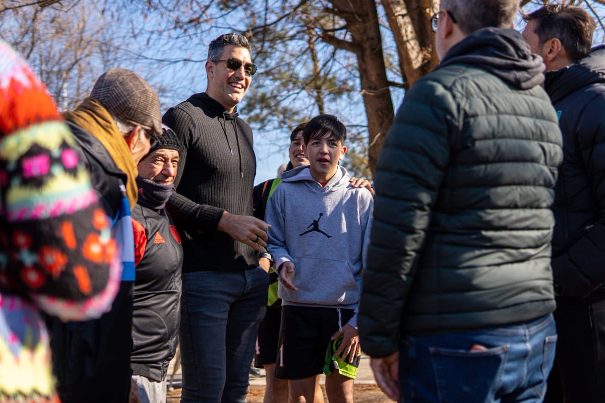 dievalen's tweet photo. Qué orgullo recibir a @LScola4 en la plaza Juan XXIII de Martín Coronado. Terminó la renovación, incluida una maravillosa cancha de básquet inspirada en el trabajo de Alfredo, el vecino que hace años enseña a jugar a los chicos. Dos grandes del deporte y de la vida! https://t.co/Hkf7YaEHYY