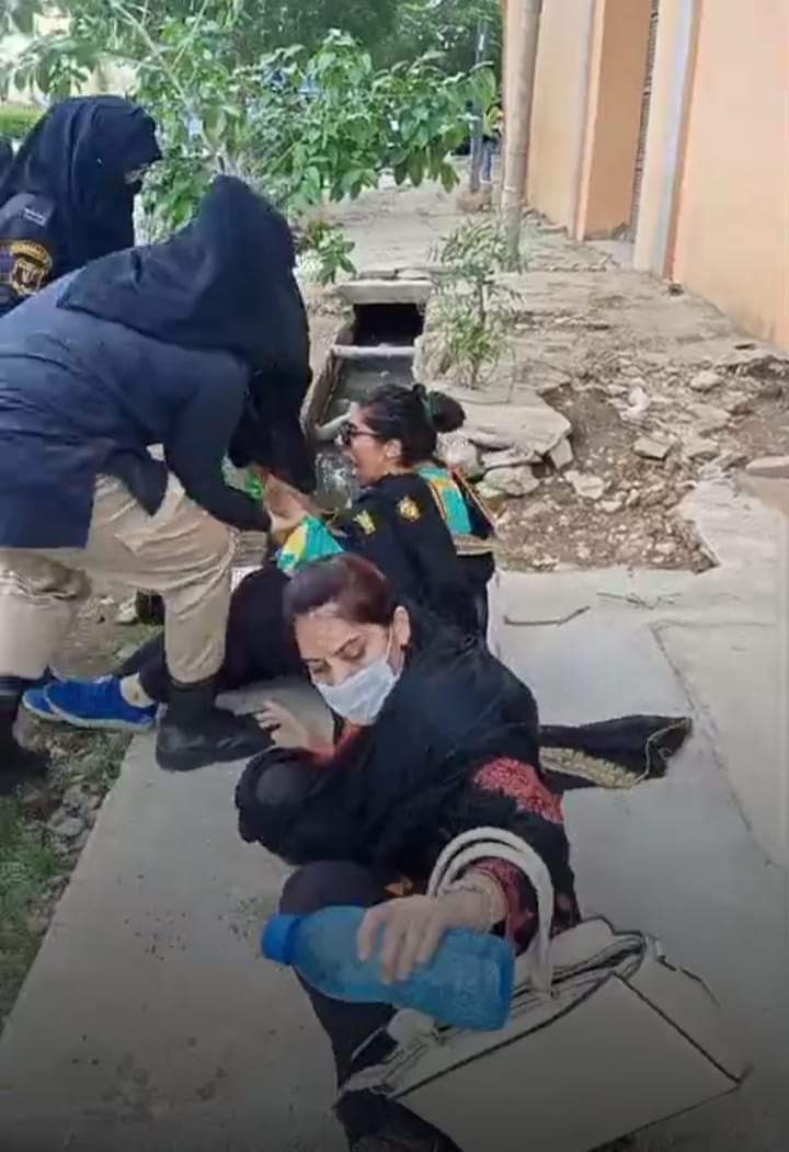 Sajanparmarr's tweet photo. Police arrested dozens of teachers who were peacefully protesting for the regularization of their services in Sindh
#RegularizeJestEctSindh 
#ShameOnSindhPolice https://t.co/2mLjoRJMEP