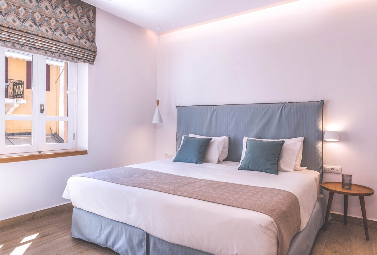AvraApartments's tweet photo. Tastefully decorated, this 2-storey luxury apartment features a contemporary design of high comfort and elegance. Book your stay at Pasiphae Apartment at: https://t.co/OjEDDLHF0N

#avraapartments #iheartavra #pasiphae #venetianharbor #chania #chaniacrete #holidaysincrete https://t.co/iVjzce7rAy