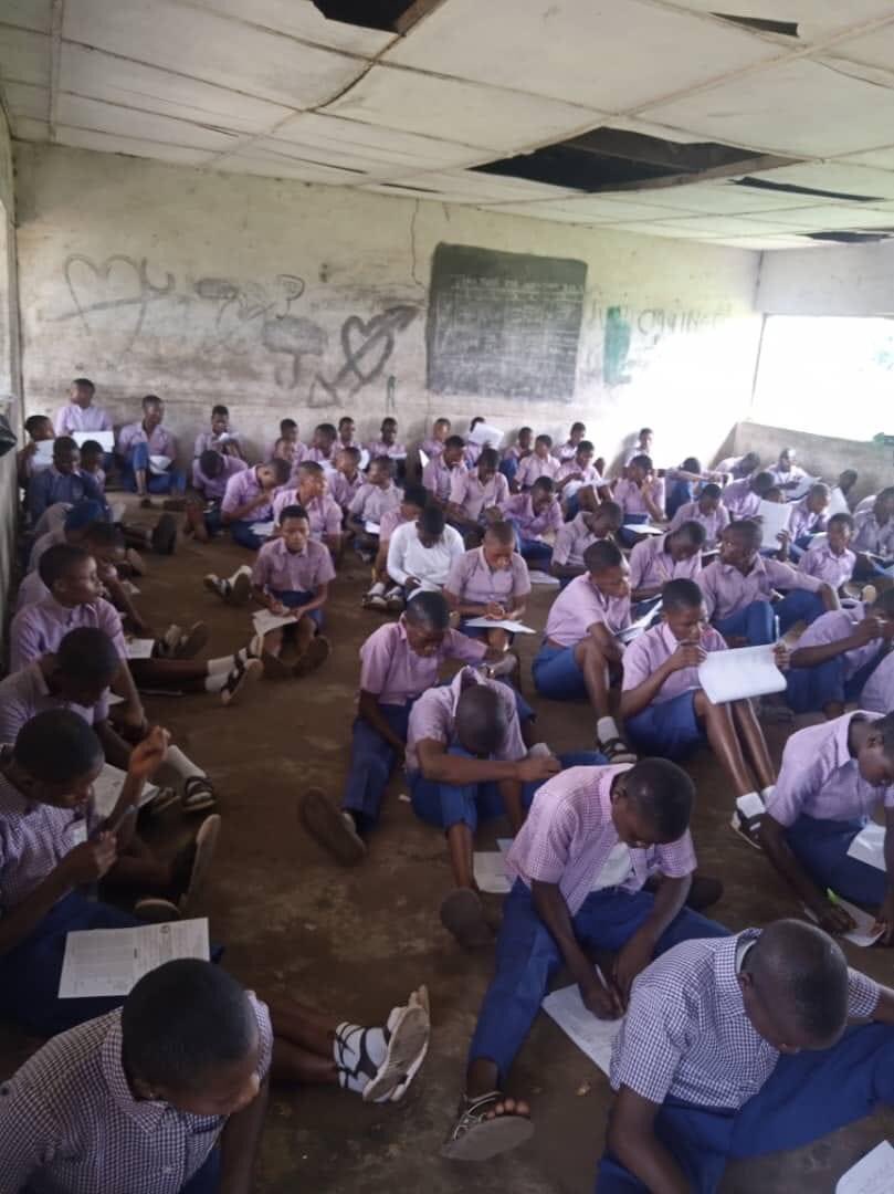 mrfestusogun's tweet photo. Students of St. Kizito’s High School, Iwopin, Ogun Waterside, Ogun State writing their Promotion Exams, on the bare floor earlier today, 18th July, 2022. Congratulations to Prince Dapo Abiodun on this enviable feat. #DapoMustGo https://t.co/oVR8ia1vid