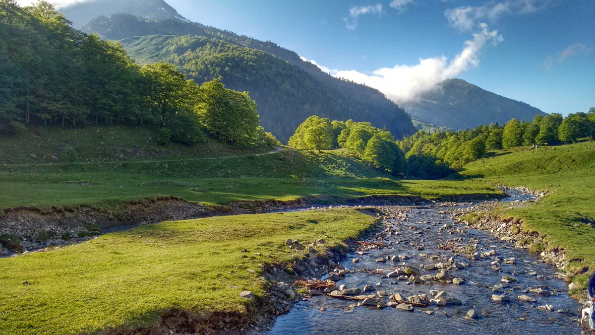 Aquest cap de setmana es tanquen les Jornades Verdaguer a la Val d'Aran. 

Muntanya, cultura i excursionisme 🚶‍♂️🌲📚

➕ INFO ➡️bit.ly/3RUiMIv

#sentlamuntanya #sommuntanya #somcultura