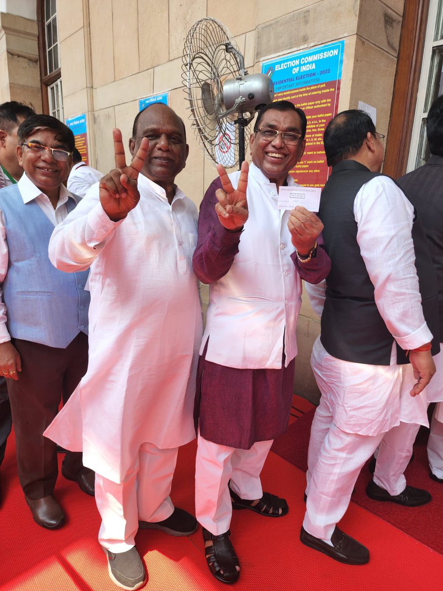 MansukhbhaiMp's tweet photo. દેશની પ્રગતિમાં દરેક મતનું યોગદાન અમૂલ્ય છે.

આજે ભારત દેશના સર્વોચ્ચ પદ, રાષ્ટ્રપતિની ચૂંટણી માટે સાથી સાંસદ સાથે લોકસભામાં મતદાન કરીને પોતાની ફરજ બજાવી...
#राष्ट्रपति_चुनाव_2022 https://t.co/nMvstmBw94