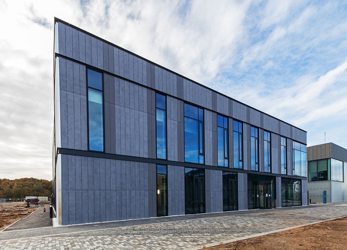 Boeing's tweet photo. Today at @FIAFarnborough we became the founding member of @sheffielduni’s Energy Innovation Centre, to help lead the way in developing #SustainableAviationFuel and bringing it to market. Its SAF Innovation Centre is the first of its kind in the UK.

More: https://t.co/eRA5hk41qC https://t.co/ePGht07MCn