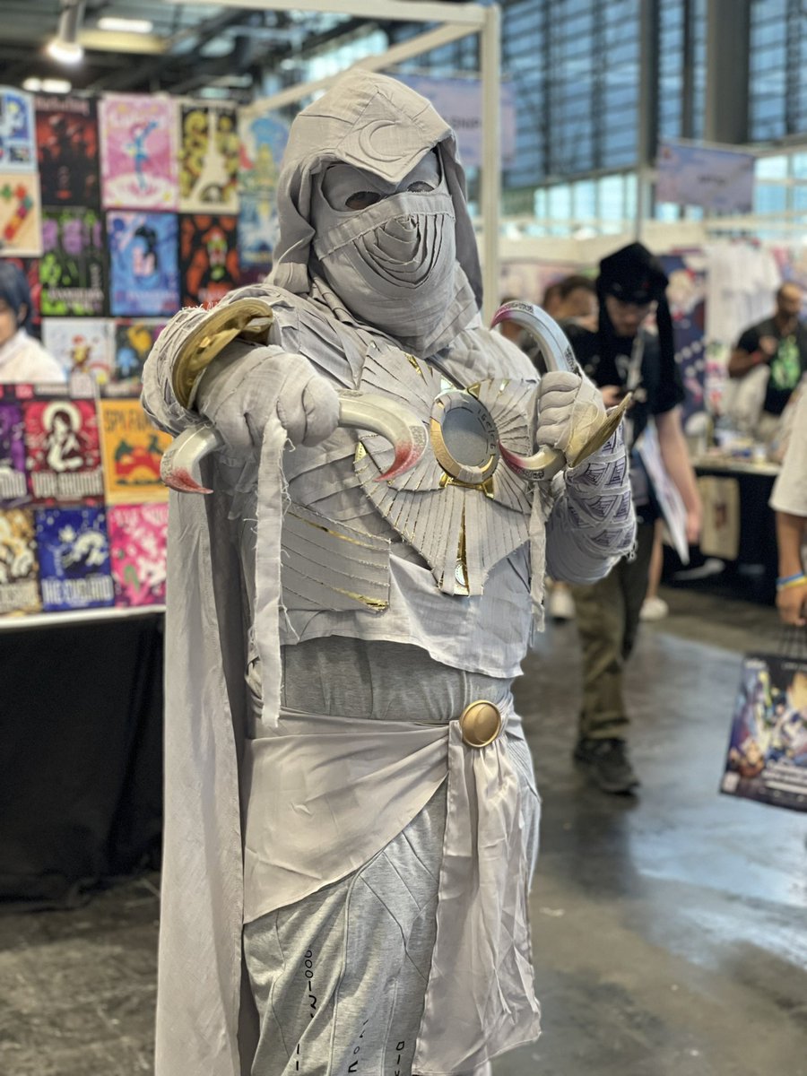 TomChanth's tweet photo. Merci d’avoir suivi ces 4 derniers jours à Japan Expo! Merci à celles et ceux qui sont passé(e)s sur mon stand!
Ravi de vous avoir rencontré ou revus pendant cet événement!
Cool d’avoir croisé mes amis exposants! Merci @Kayane de m’avoir accordé qques secondes pour la photo :) https://t.co/JgfA1RgIFP
