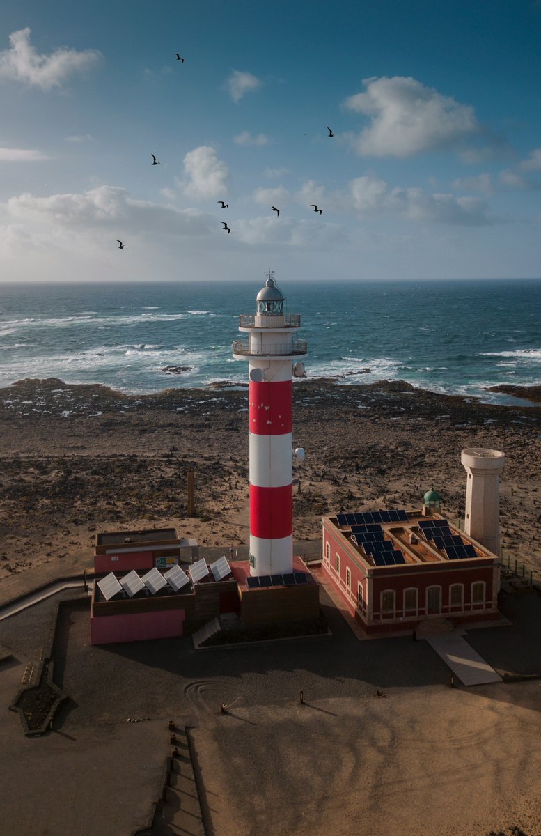 🤩Una Isla con más de 150km de playas de arena blanca y aguas turquesas, donde descubrir inmensos paisajes naturales y compartir el carácter abierto de sus gentes. 

🤯Un lugar donde practicar un sinfín de actividades en las mejores condiciones. Ese paraíso es Fuerteventura.