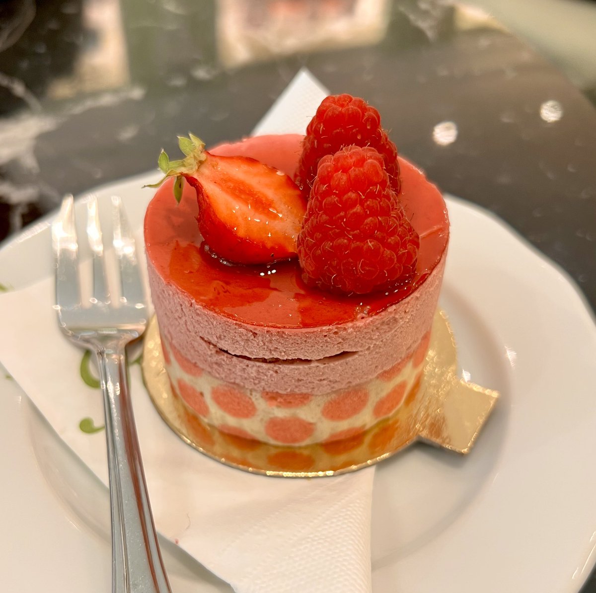 Final stop: Monaco📍 In the first 15 minutes of exploring we came across the prettiest and yummiest bakery 🤤 My husband wanted to come to Monaco to see all the fancy cars and yachts… I came to taste all the pastries and sweets 🤭