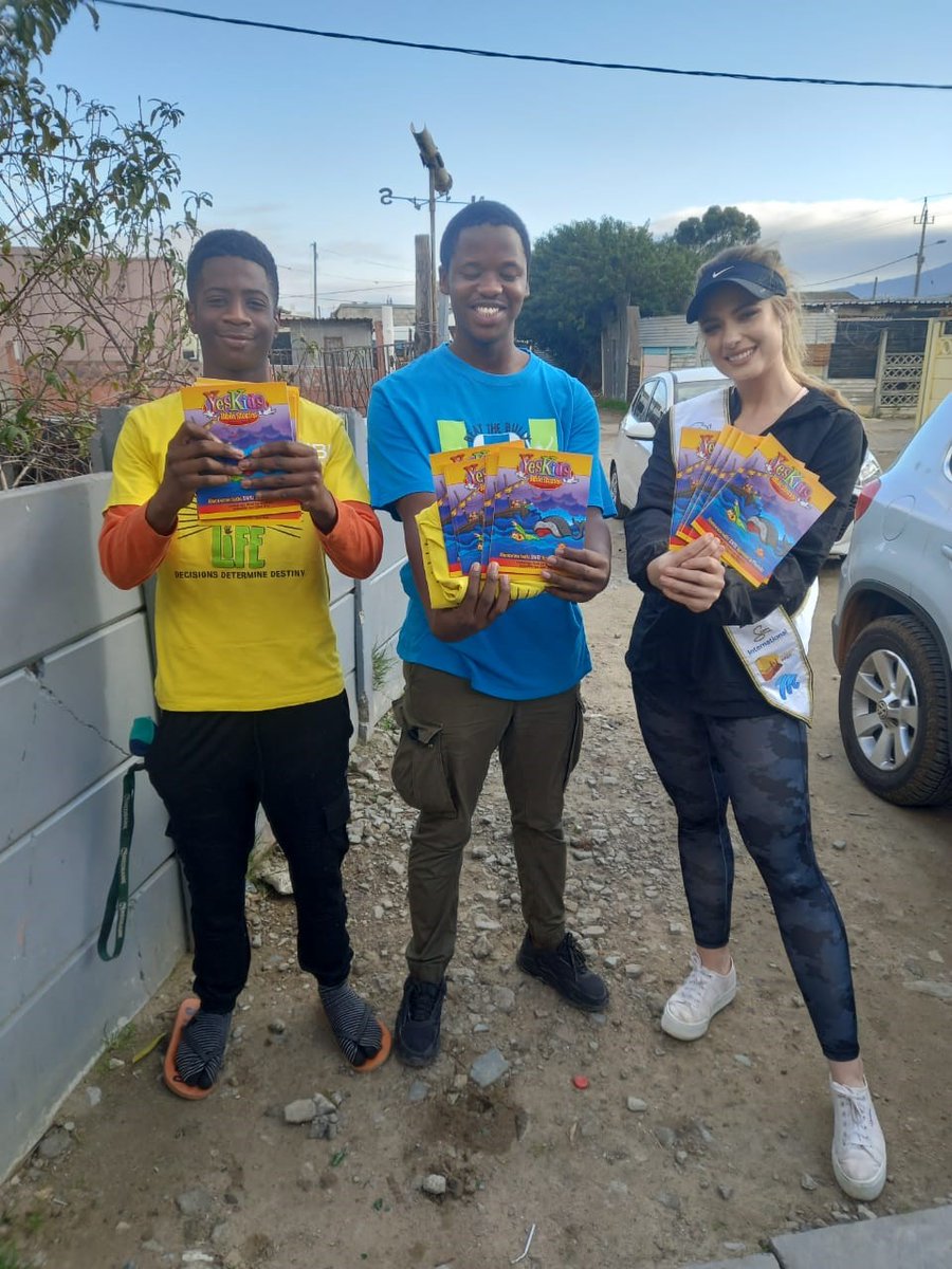 MANDELA DAY WITH YOUTH4LIFE

Tamsyn Jack, one of the Miss South Africa finalist,  distributed CLF literature in communities with Youth4life today.