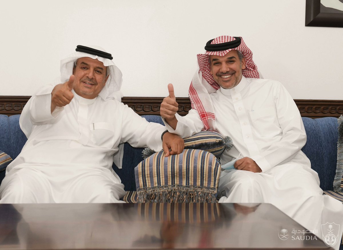 mo7arrer2's tweet photo. 1⃣ هل الموضوع أخطر مما نتخيل ياملوك🤔
الاجابة على هذه الأسئلة ربما توضح بعض الخبايا
💚الأميرمنصور يحضر بقوة في المشهد ويزيح الصائغ ومؤمنة ثم يشاع انه رشح النفيعي،ولكن بعد كل هذا يختفي تماما،فهل هو فعلا من رشح الفاشل؟ولو رشحه لماذا لم يكمل معه🤔
يتبع
 #سيدي_ولي_العهد_الاهلي_يدمر18 https://t.co/Int0BGRumG