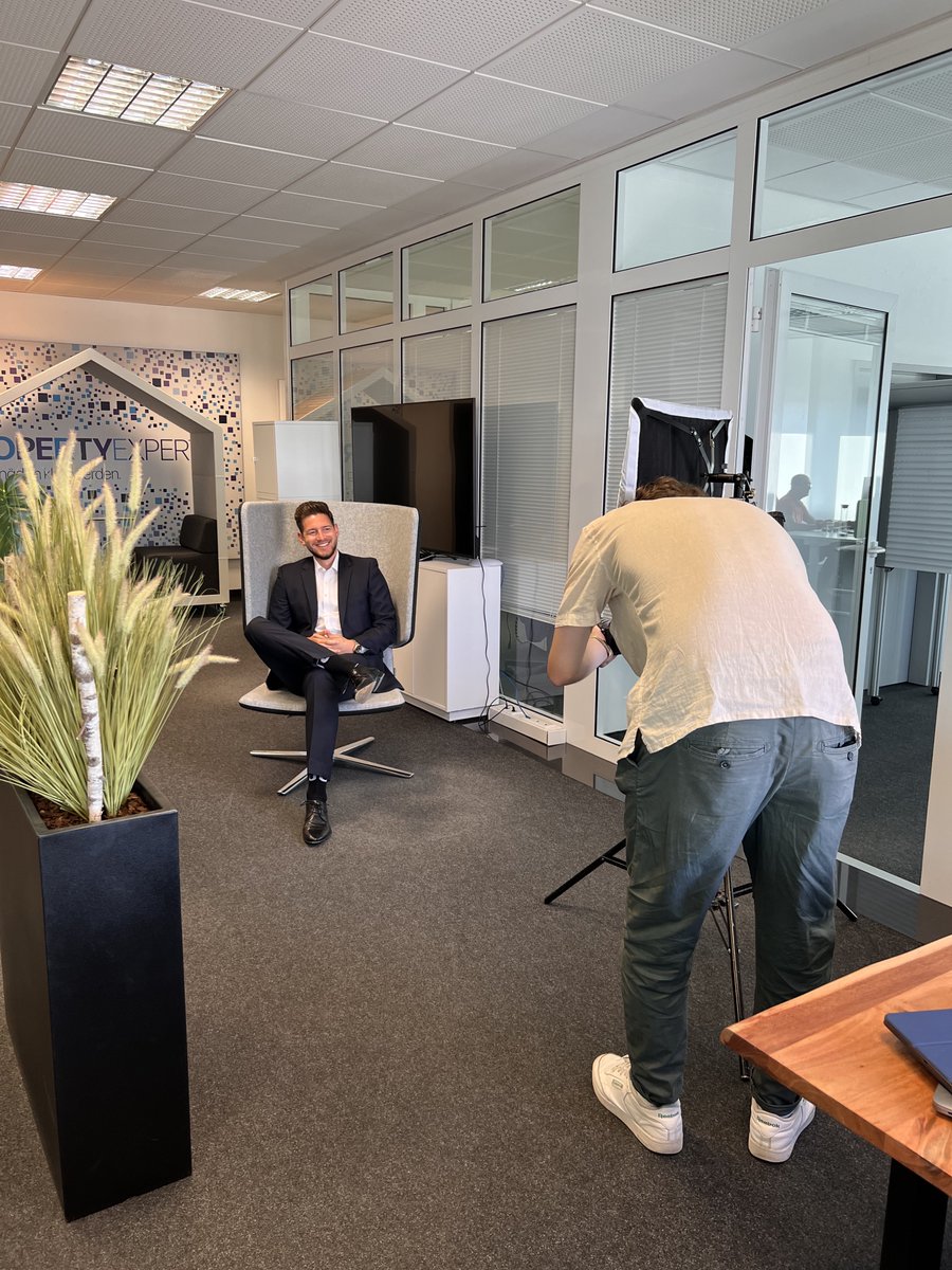 PropertyExpert_'s tweet photo. #Behindthescenes

Hier folgen ein paar exklusive Einblicke des heutigen Fotoshootings unserer #PXler. 🤓 

Danke an Marvin Katrinski von der FanFactory für deine Unterstützung! 

#TeamPropertyExpert #AusSchädenKlugWerden https://t.co/3qFEPEVc5m