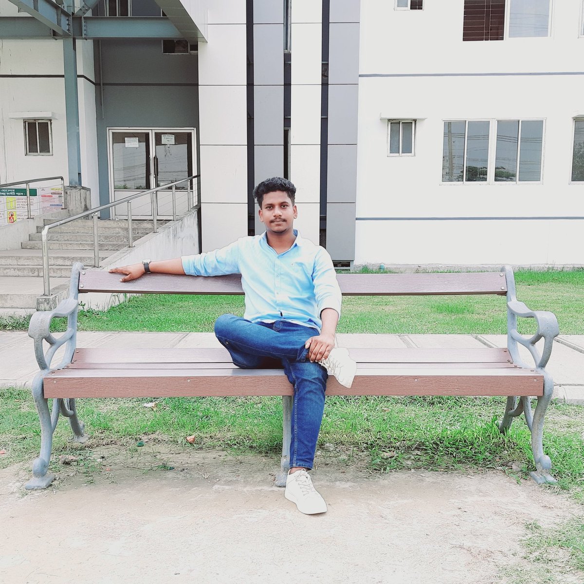 AdnanHossainAL's tweet photo. Thinking of carrying a wallet in your pocket
 In fact, your wallet is carrying you. https://t.co/PKpwc6kdDM