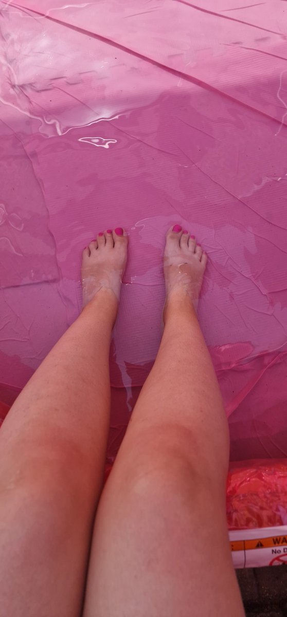 TheRunningBee's tweet image. Wow what a hot one... how has everyone scheduled in their training?

We like to train very early or very late, hydrate and eat well!

Take it from us.. paddling pools are good for soaking feet 🤭😉

#BeeActiveBeeHealthyBeeHappy #paddlingpool #running #rest