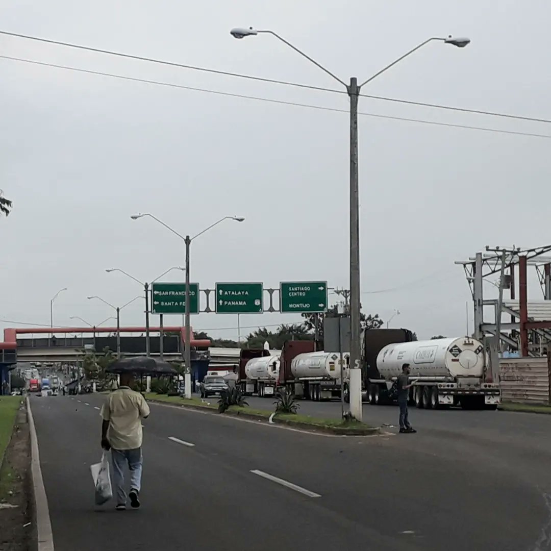 Vía Interamericana, entrada de Santiago, cerrada en ambos sentidos además el paso vehicular y accesos próximos. 18 7 22. 6 50 a.m.