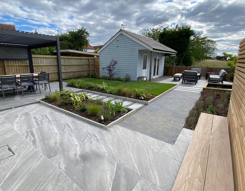 jongowergarden1's tweet photo. Newly completed  garden in Essex. Expertly built by A Bruce landscapes ltd, it has two  planting beds in the centre of the design divided by a plank stepping stone effect. This is is repeated next to the bespoke blade water feature made from @WoodBlocX #gardendesignessex https://t.co/FGNb43Dp1j