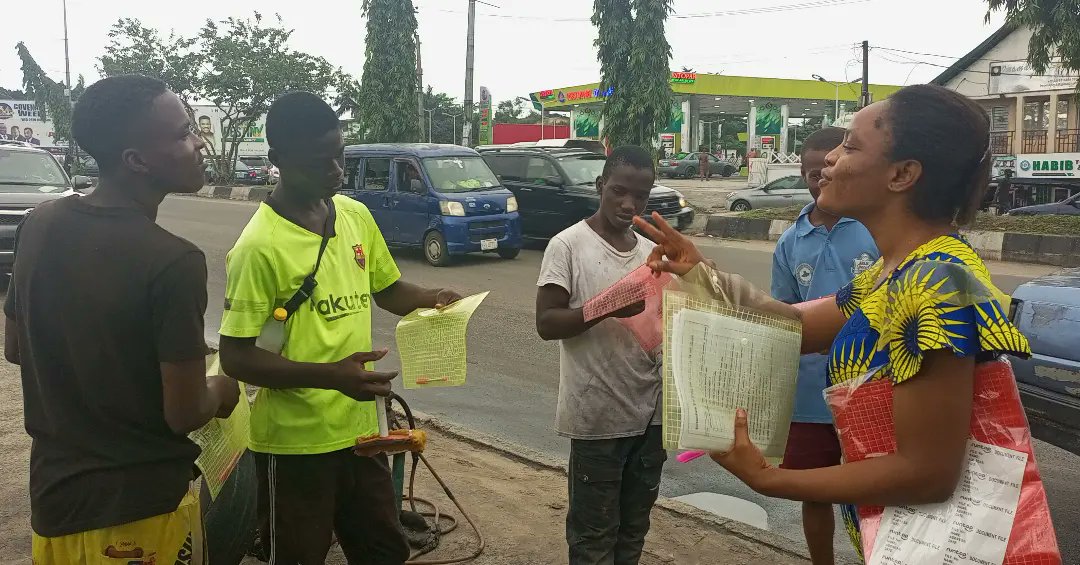 Edu4Purpose's tweet photo. We met with the boys and spoke to them about PEER PRESSURE, we gave them work sheets, some could write and went ahead to answer the questions, for others that could not write, we read out the questions for them and when they gave us answers, we wrote  the answers on the worksheet https://t.co/NFhSDftFo0