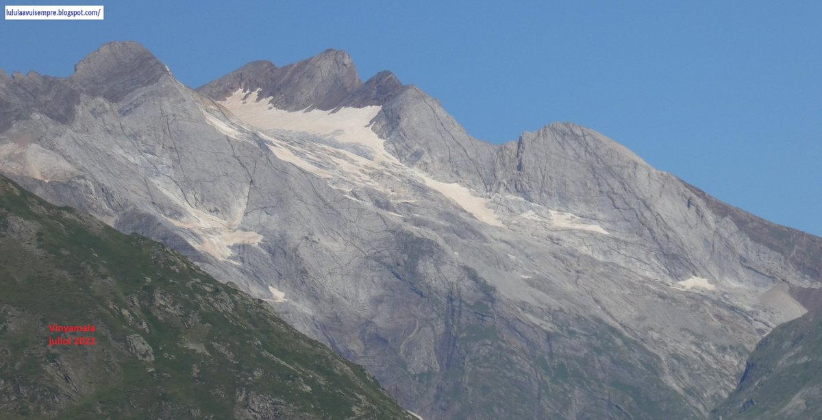 lluihug's tweet photo. Massís de Vignemale des de Gavarnie en 14 anys de diferència: agost 2008 i juliol 2022. Avui en dia aflora el gel fòssil
#canviclimàtic #Pirineu #gavarnie #serradets #bretxaderoldan @cel_lleida #taillon #vignemale https://t.co/ALeqV3kHcv