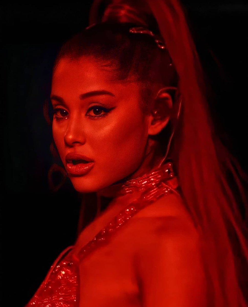 iimgrrande's tweet photo. this photo of ariana grande https://t.co/M3gVLiVzqR